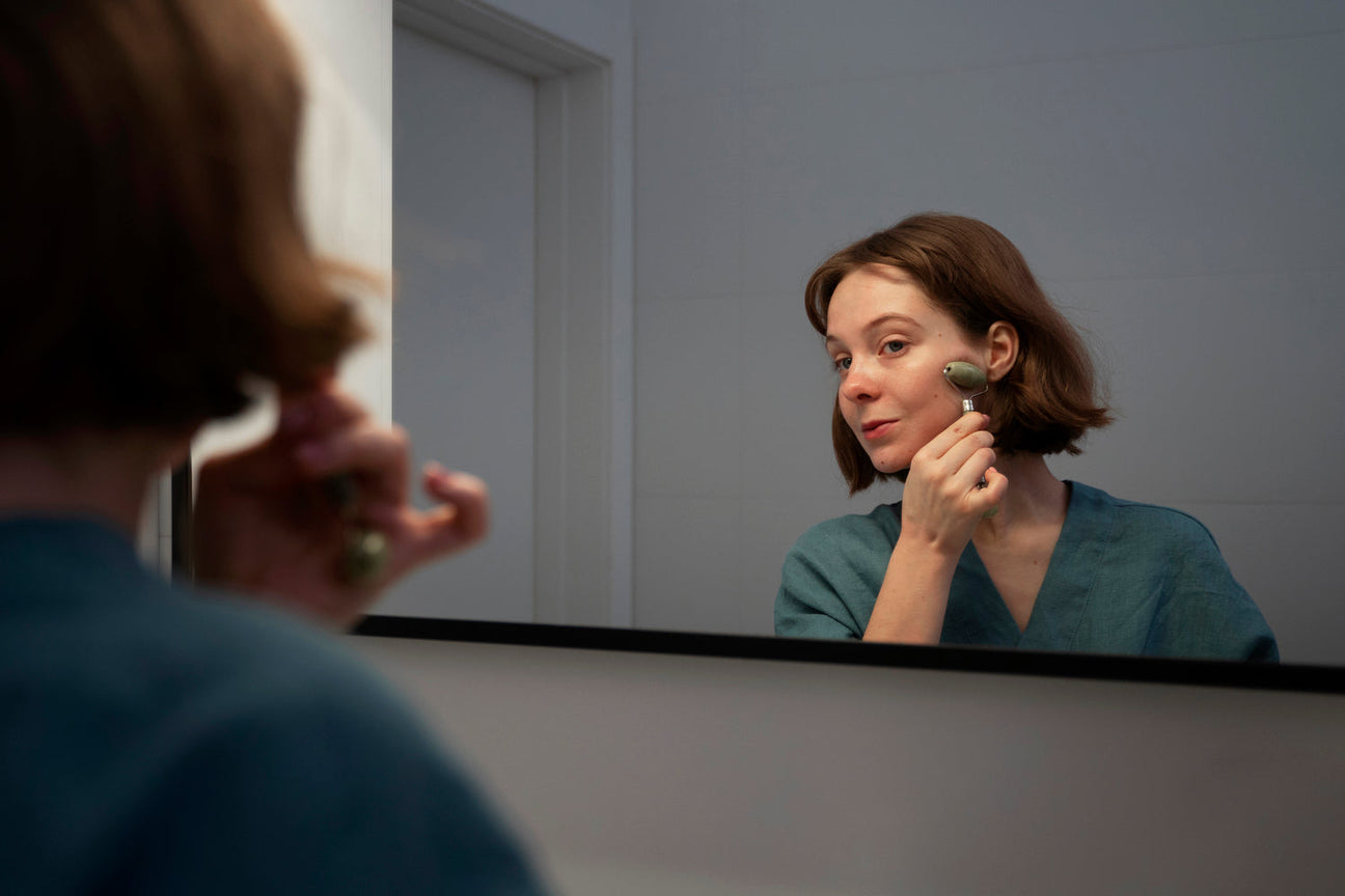 Cuidado Facial en Casa: Cómo Mantener tu Piel Radiante Sin Salir de Casa