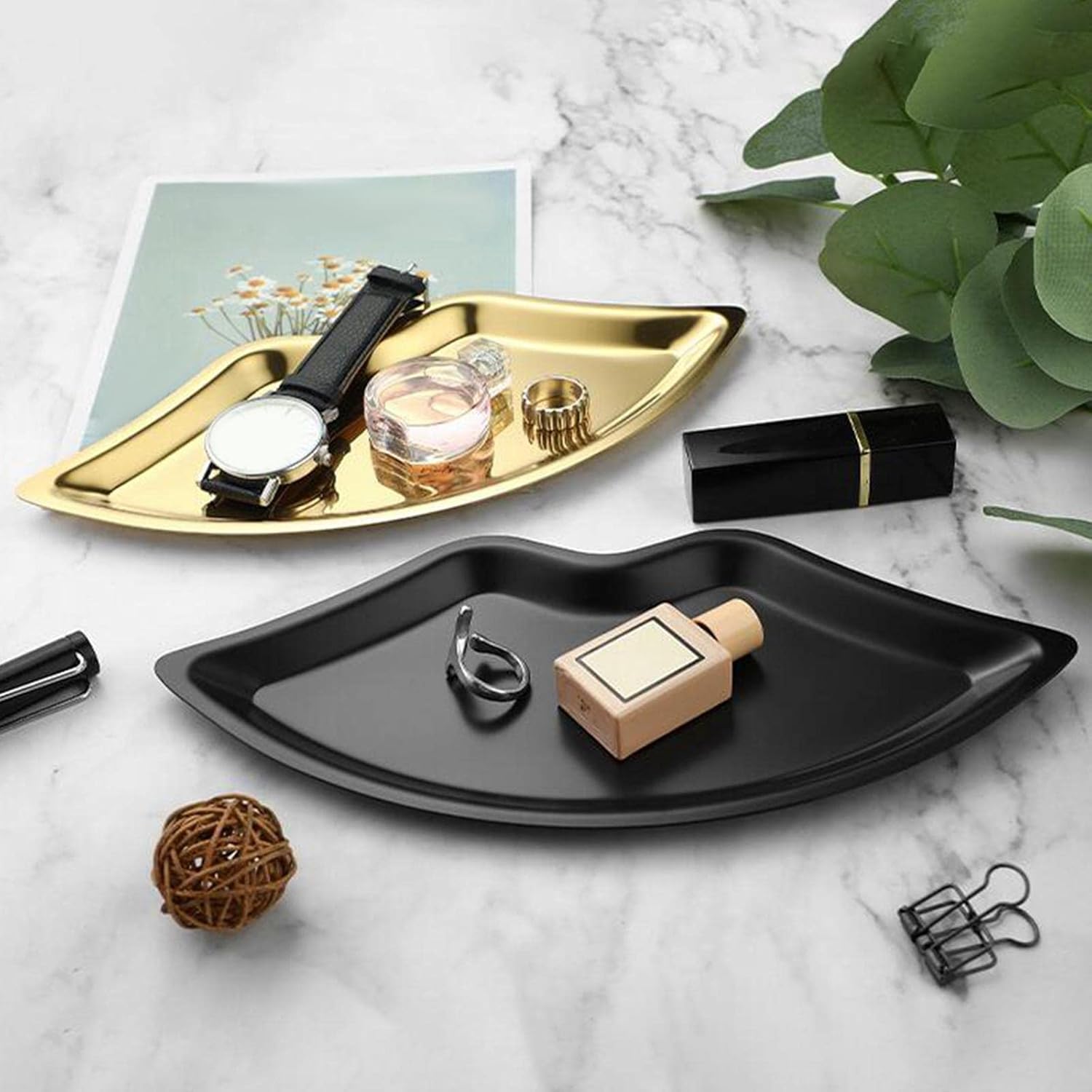 Bandeja Decorativa con Forma de Labio – Acero Pulido