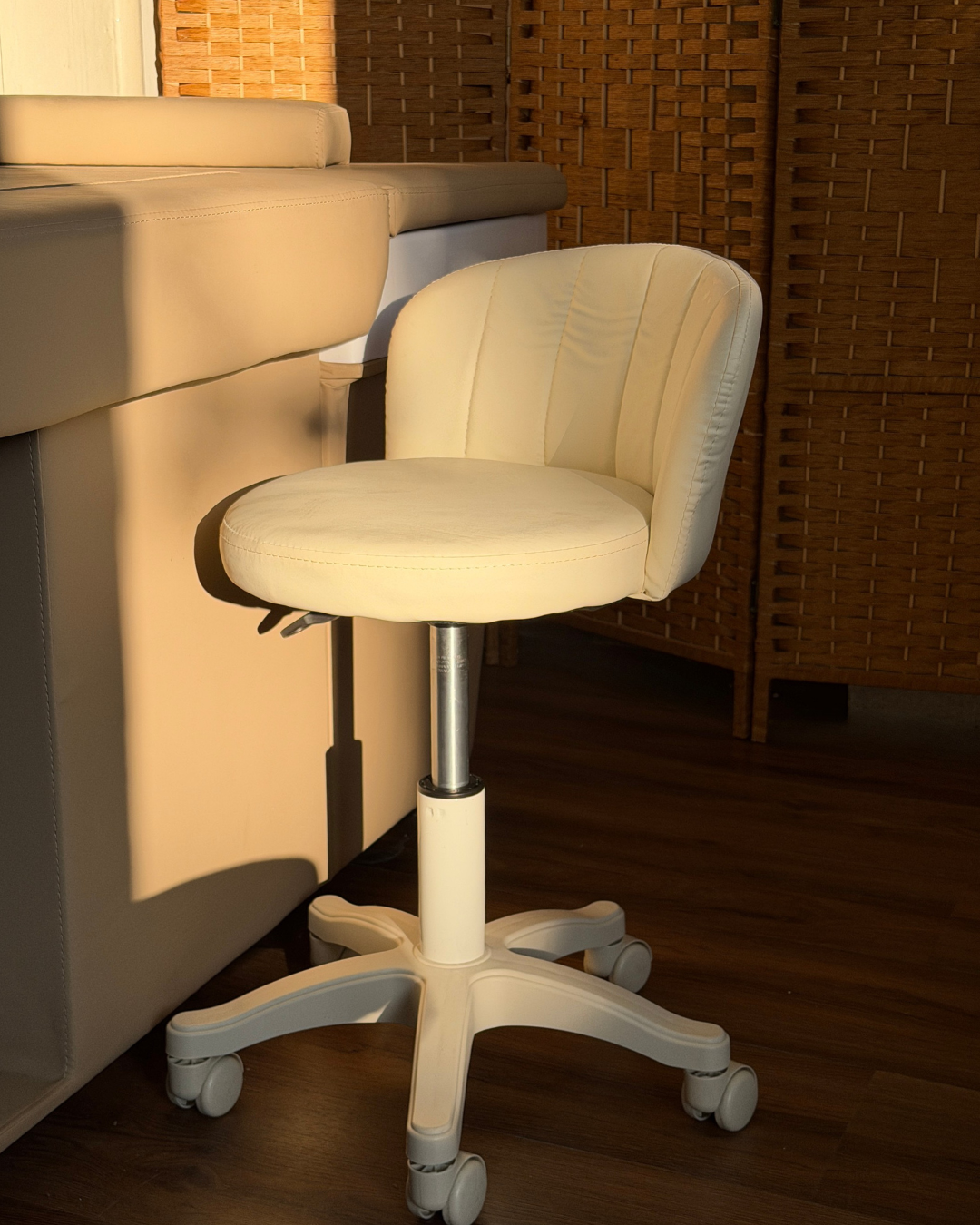 Silla estetica giratoria con respaldo y ruedas regulable