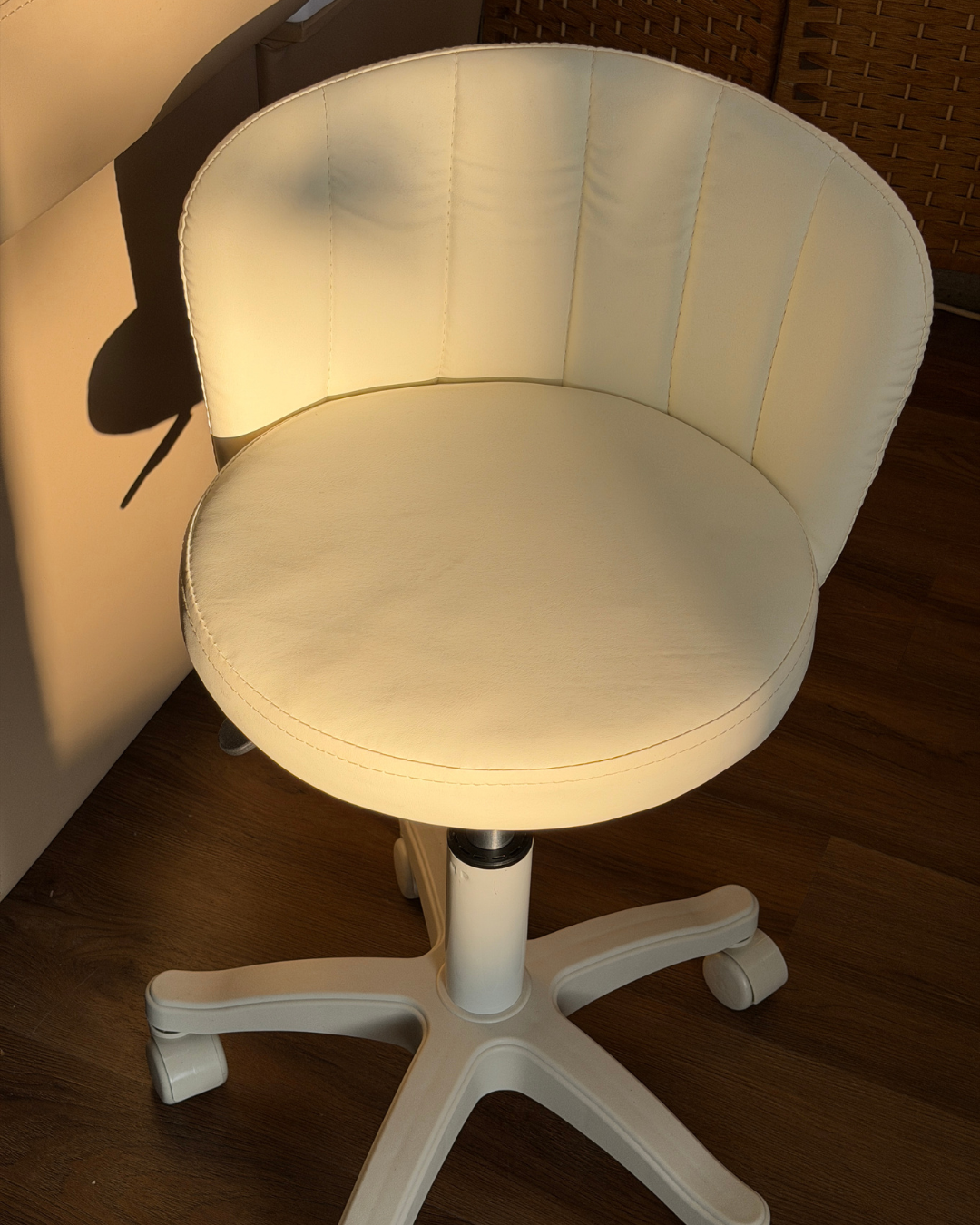 Silla estetica giratoria con respaldo y ruedas regulable